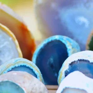 ensemble de pierres naturelles agates bleues, géodes