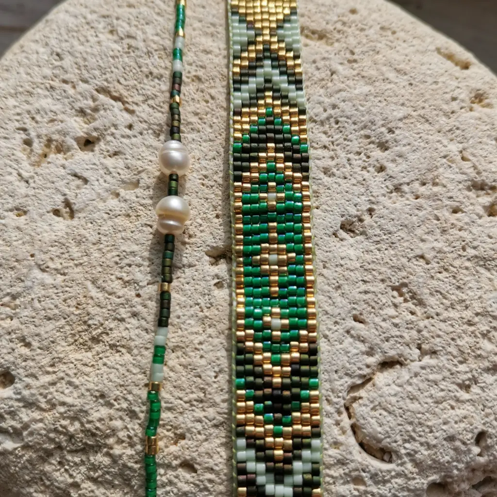 bracelet tissé perles Miyuki vert et doré sur une pierre blanche