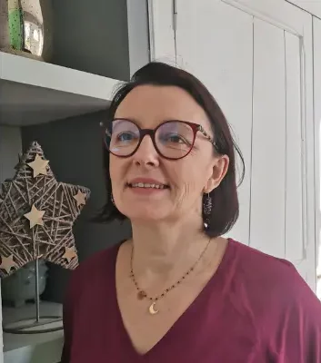 portrait de Valérie Millée à coté d'une étoile en fil gris posé dans une niche