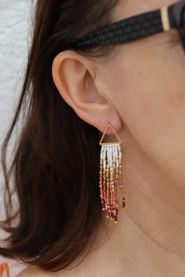 Clous d'oreilles en forme de triangle avec 7 rangs de perles miyuki pendantes blanc et rose et magenta.