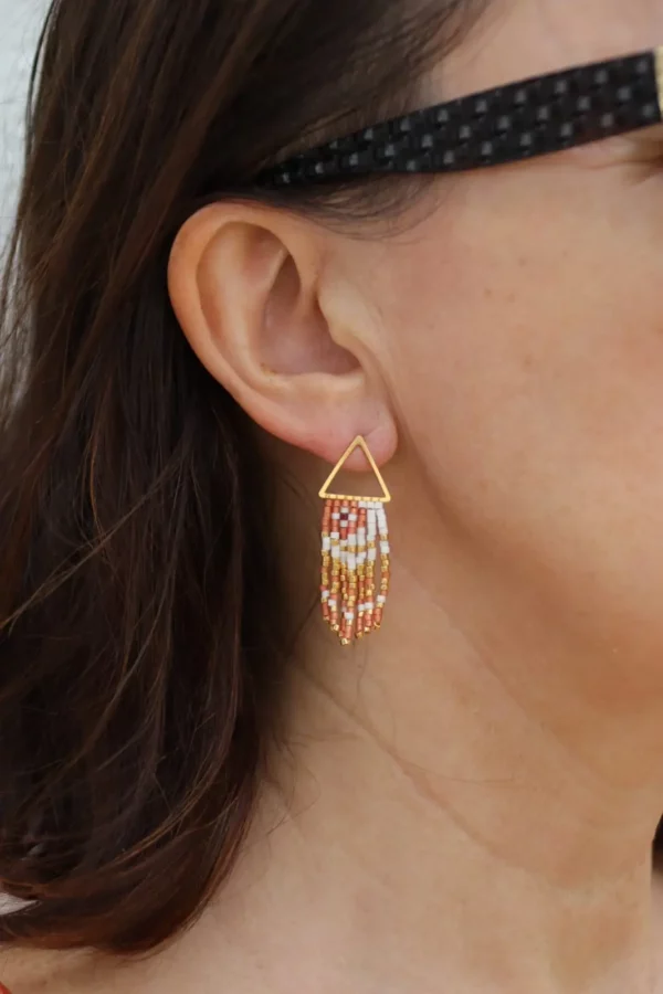 Clous d'oreilles en forme de triangle avec 7 rangs de perles Miyuki pendantes .
