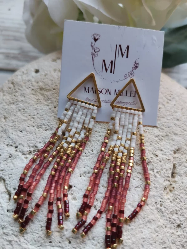 Clous d'oreilles dorés en forme de triangles avec 7 fils de perles Miyuki dégradées de rose, blanc et doré. Longueur 75mm. Le tout posé sur un gros galet blanc.