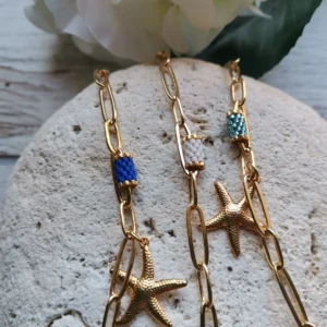 Trois bracelets en perles Miyuki bleu blanc ciel acier inoxydable les uns à côté des autres sur une pierre blanche, Chaine mailles rectangles Collection STAR