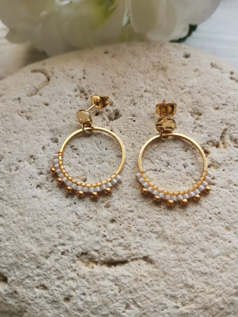 Clous d'oreilles froissés crème-min